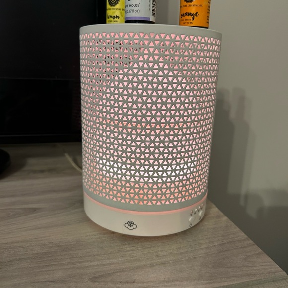 White Essential Oil Diffuser-Multi colored features with 3 essential oils - Picture 4 of 5